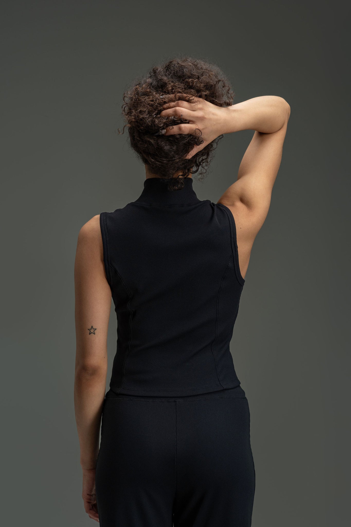 Essential Zipper Sleeveless Top - Chaorcal Black